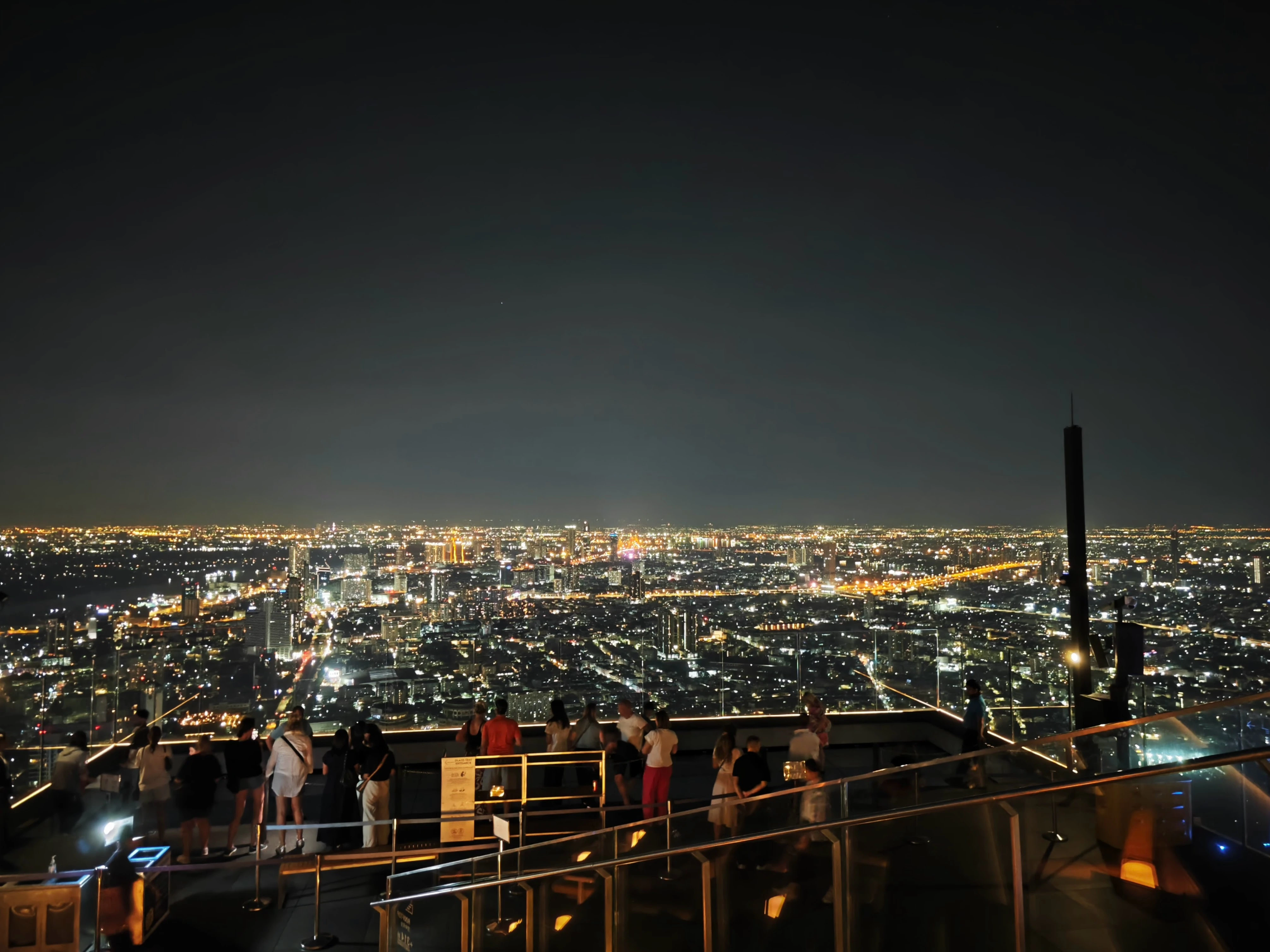 夜曼谷~夜曼谷~你是座不夜城~